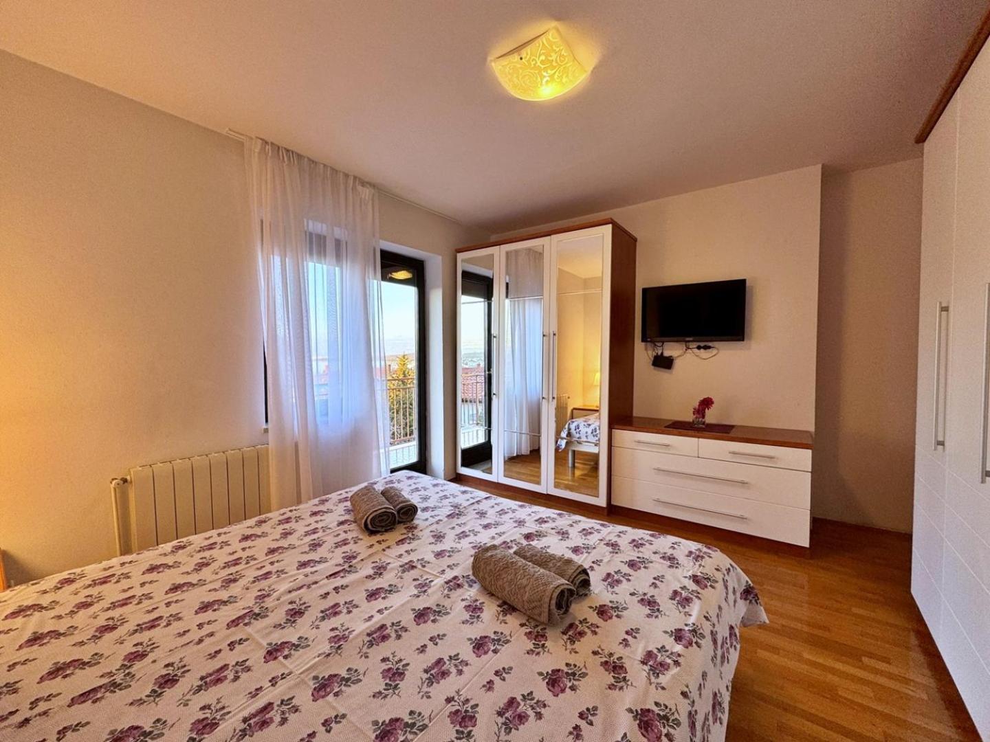 Apartments Katarina Малинска Экстерьер фото
