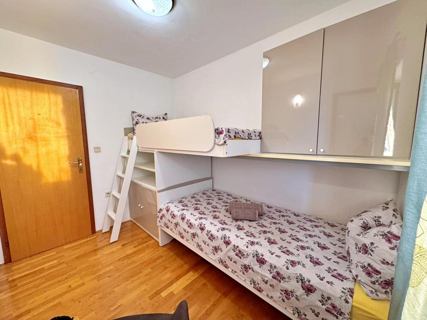 Apartments Katarina Малинска Экстерьер фото